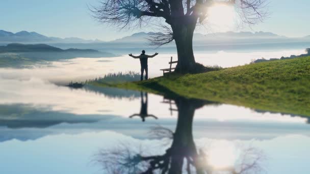 Σιλουέτα Ενός Ευτυχισμένου Άντρα Που Στέκεται Δίπλα Στη Λίμνη Πρωί — Αρχείο Βίντεο