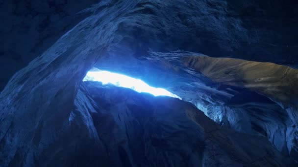 바닥에서 동굴을 바라본 — 비디오