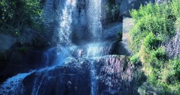 Красивый Вид Водопад Замедленной Съемке — стоковое видео