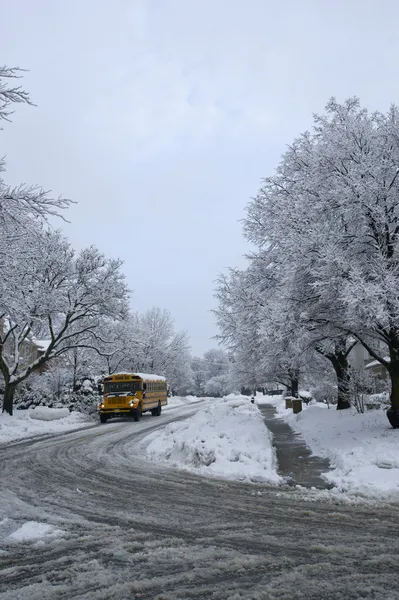 Шкільний автобус в зиму хуртовина Стокова Картинка