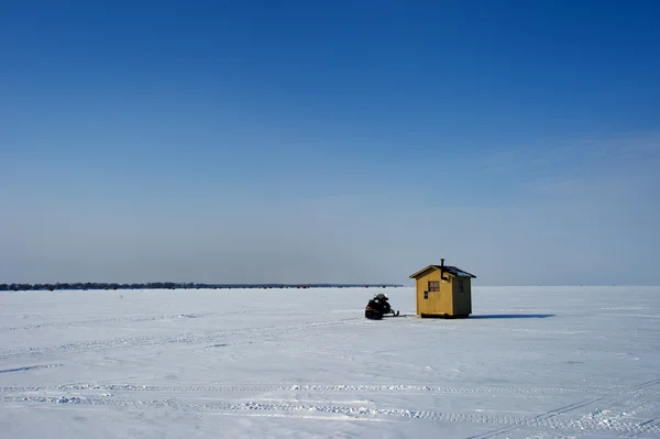Buz balıkçılık gecekondu — Stok fotoğraf