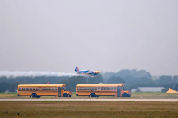 Schneevögel-Demoteam im Flug — Stockfoto