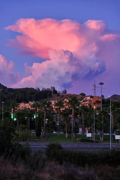 町の夕日のいい雲 ロイヤリティフリーのストック画像