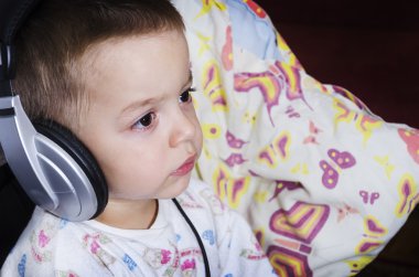 yatmadan önce çizgi film izlerken küçük çocuk