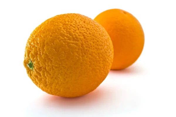 Saftige Orangen auf weißem Hintergrund — Stockfoto