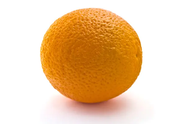 Соковиті апельсини на білому фоні — стокове фото