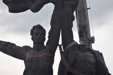 Kyiv, Ukrayna-Rusya dostluğunun Sovyet anıtını yerle bir etti