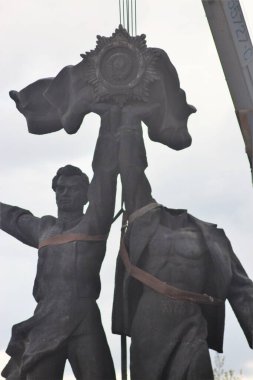 Kyiv, Ukrayna-Rusya dostluğunun Sovyet anıtını yerle bir etti