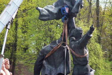 Kyiv, Ukrayna-Rusya dostluğunun Sovyet anıtını yerle bir etti