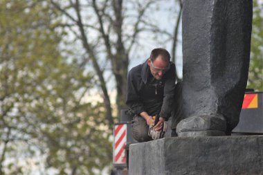 Kyiv, Ukrayna-Rusya dostluğunun Sovyet anıtını yerle bir etti
