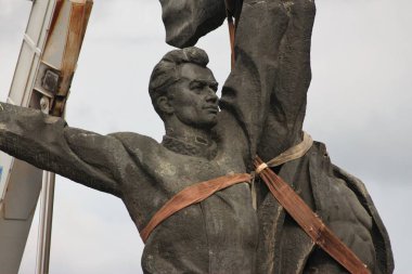 Kyiv, Ukrayna-Rusya dostluğunun Sovyet anıtını yerle bir etti