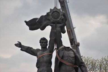 Kyiv, Ukrayna-Rusya dostluğunun Sovyet anıtını yerle bir etti