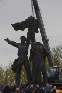 Kyiv, Ukrayna-Rusya dostluğunun Sovyet anıtını yerle bir etti