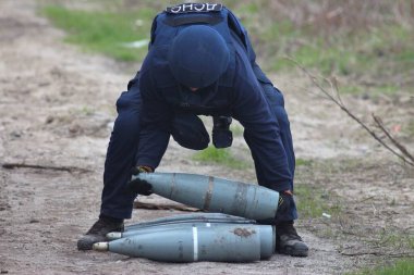 Çerniv havai fişek mangası tarafından patlamamış Rus mühimmatının imha edilmesi.