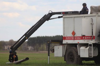 Çerniv havai fişek mangası tarafından patlamamış Rus mühimmatının imha edilmesi.