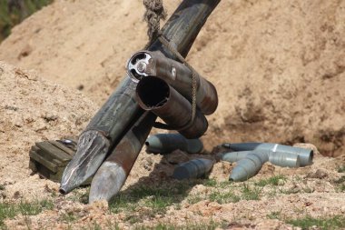 Çerniv havai fişek mangası tarafından patlamamış Rus mühimmatının imha edilmesi.