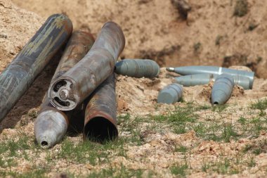 Çerniv havai fişek mangası tarafından patlamamış Rus mühimmatının imha edilmesi.