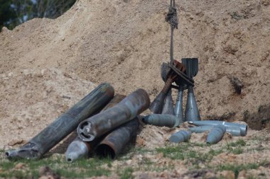 Çerniv havai fişek mangası tarafından patlamamış Rus mühimmatının imha edilmesi.