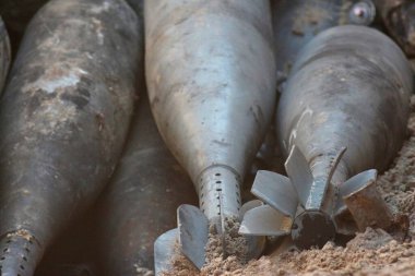 Çerniv havai fişek mangası tarafından patlamamış Rus mühimmatının imha edilmesi.