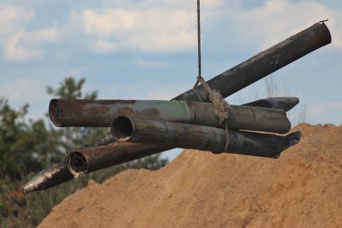 Çerniv havai fişek mangası tarafından patlamamış Rus mühimmatının imha edilmesi.