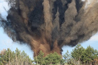 Çerniv havai fişek mangası tarafından patlamamış Rus mühimmatının imha edilmesi.