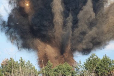 Çerniv havai fişek mangası tarafından patlamamış Rus mühimmatının imha edilmesi.