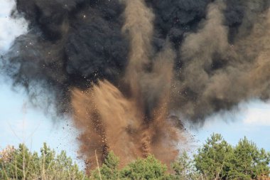 Çerniv havai fişek mangası tarafından patlamamış Rus mühimmatının imha edilmesi.