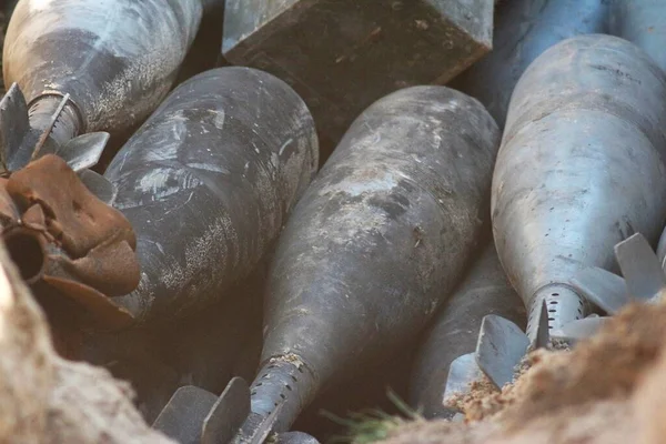 Çerniv havai fişek mangası tarafından patlamamış Rus mühimmatının imha edilmesi.