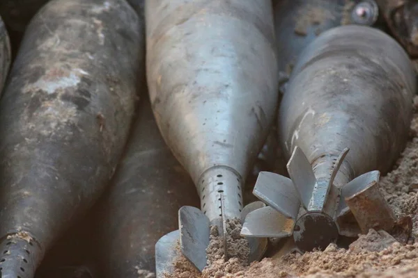 Çerniv havai fişek mangası tarafından patlamamış Rus mühimmatının imha edilmesi.