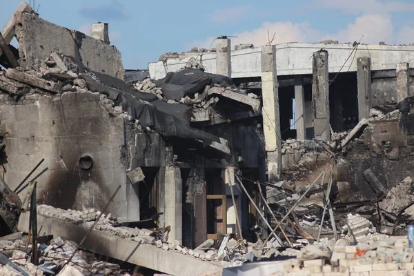 Çerniv havai fişek mangası tarafından patlamamış Rus mühimmatının imha edilmesi.