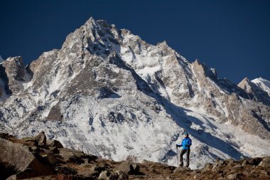 güneşli gün boyunca yüksek himalaya Dağları'nda kadın trekiking