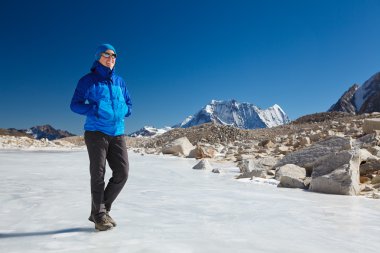 güneşli gün boyunca yüksek himalaya Dağları'nda kadın trekiking