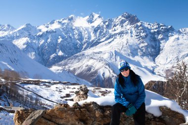 Himalaya Dağları oturan turist kız