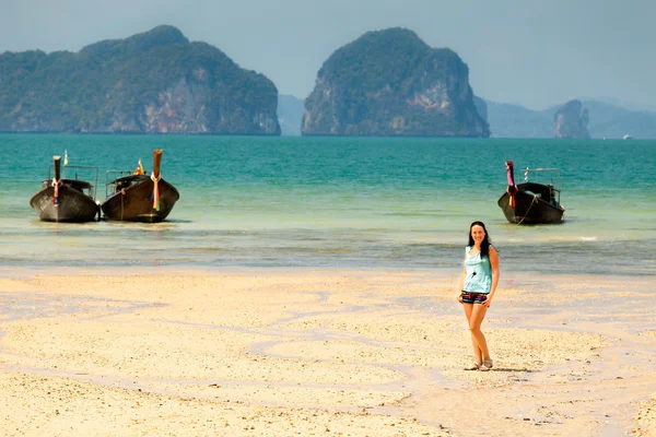 Chica en una playa de arena entre las montañas y los barcos en Tailandia —  Fotos de Stock