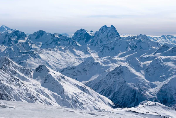 Schneebedecktes Hochgebirge der Alpen — Stockfoto