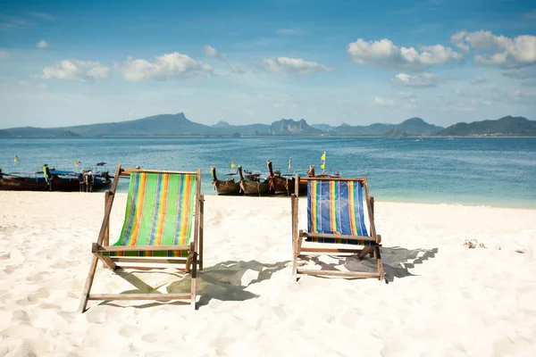 Schäslong på den vita sanden vid havet i thailand — Stockfoto