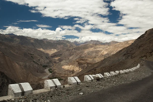 Camino de montaña entre las altas montañas del Himalaya — Foto de Stock