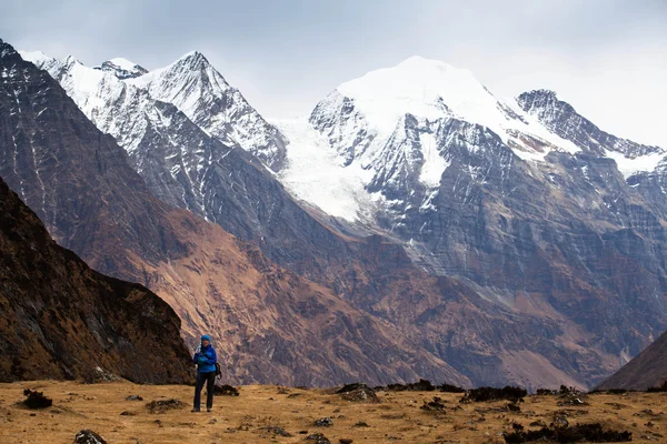 Niña con bastones de trekking en la pista de las altas montañas del Himalaya —  Fotos de Stock