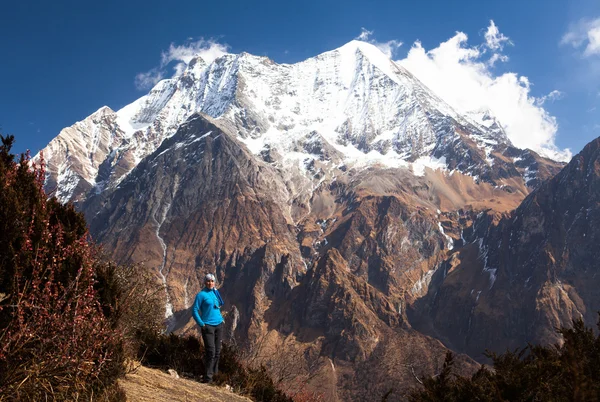 Meisje onder de sneeuw, de hoge bergen van de Himalaya — Stockfoto