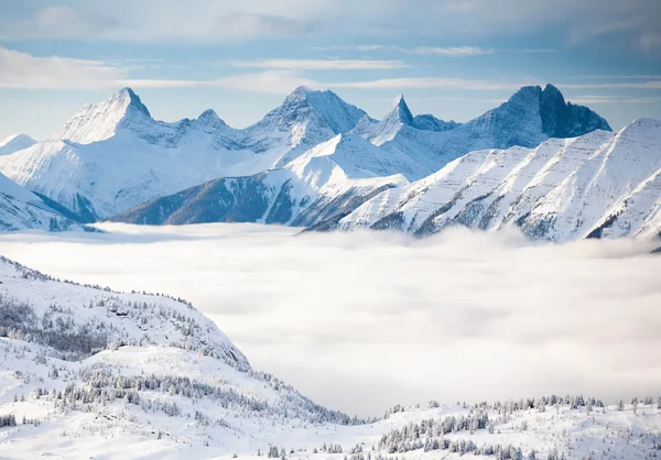 Snowy gór wysokich Alpach we mgle Obrazek Stockowy