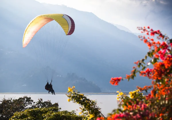 Парапланів посадки серед на гори і озеро квітів. Гімалаї, Аннапурна Pokhara Ліцензійні Стокові Зображення