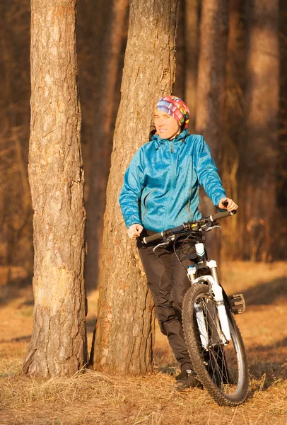 Chica con bicicleta en un bosque — Foto de Stock