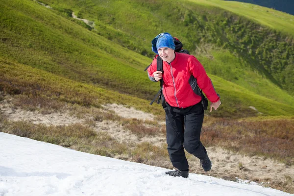 L'homme monte les montagnes dans la neige — Photo