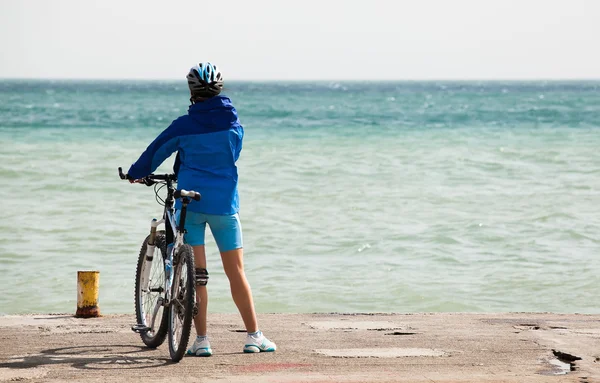 自転車の女の子、ビーチの上に立つ — ストック写真