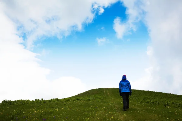 Woman up the hill — Stock Photo, Image