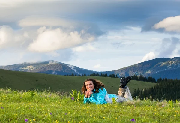 Vrouw liggend op het gras — Stockfoto