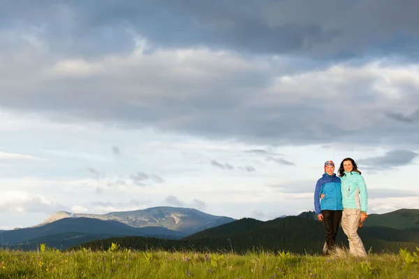 Chicas disfrutando de las montañas — Foto de Stock