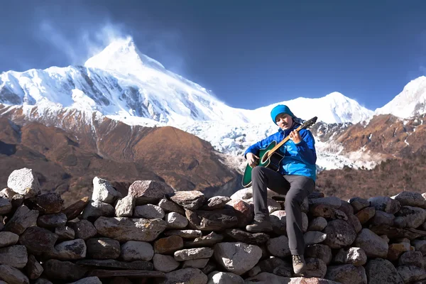 Mutlu kız gitar çalmak — Stok fotoğraf