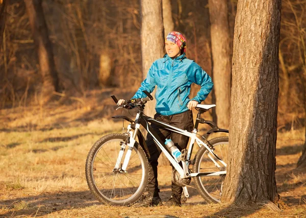 Chica con bicicleta — Foto de Stock