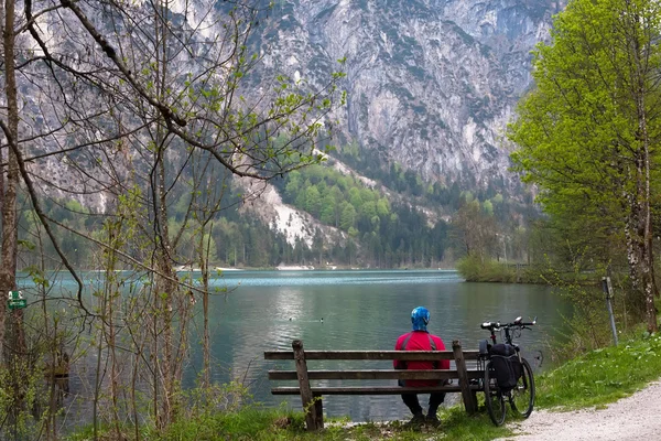 Man next to a mountain lake — Stock Photo, Image